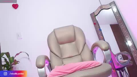 Nicolle Aviles online show from October 7, 2025, 8:22 am