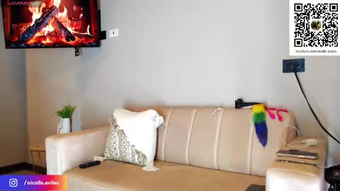 Nicolle Aviles online show from November 4, 2025, 2:27 pm