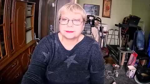 BeverlyQCynia online show from November 19, 2025, 12:16 pm