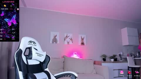 Snapshot of bigboobsalise chatting on December 19, 2025, 12:01 pm Alise online show from December 19, 2025, 12:01 pm