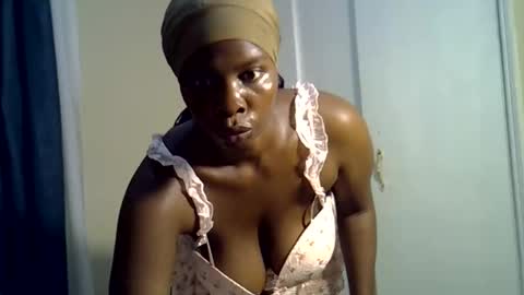 Snapshot of bigbooty_dimples chatting on October 25, 2025, 8:25 pm Vee online show from October 25, 2025, 8:25 pm