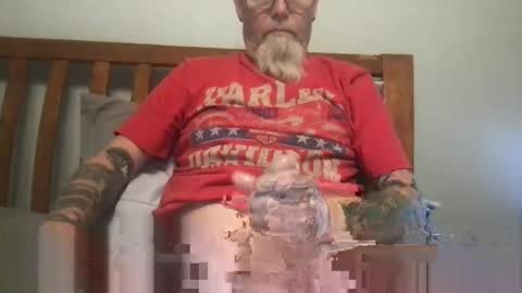 Snapshot of bigwhitedickdaddy69 chatting on January 7, 2025, 11:37 am Bigwhitedickdaddy and BabyCakes online show from January 7, 2025, 11:37 am