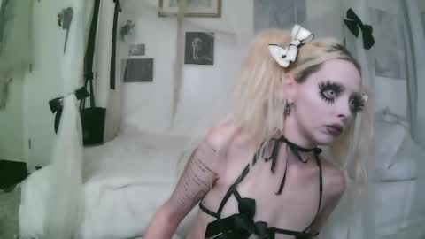 vampire fang  online show from January 9, 2026, 7:15 pm