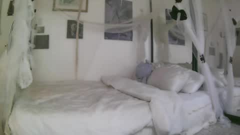 Snapshot of bl0odsyring3 chatting on May 5, 2026, 5:54 pm vampire fang online show from May 5, 2026, 5:54 pm