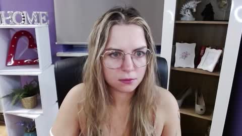 Z O E Y online show from October 28, 2025, 5:44 am