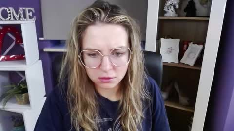 Z O E Y online show from November 17, 2025, 6:19 am