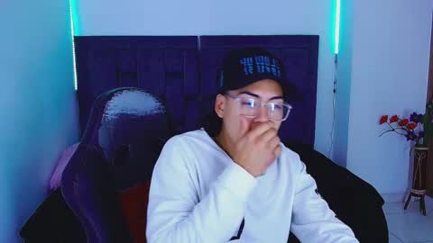 Snapshot of blade_sensual chatting on October 18, 2025, 9:43 am blade_sensual online show from October 18, 2025, 9:43 am