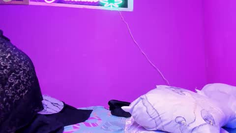 Pau online show from November 18, 2025, 4:28 am