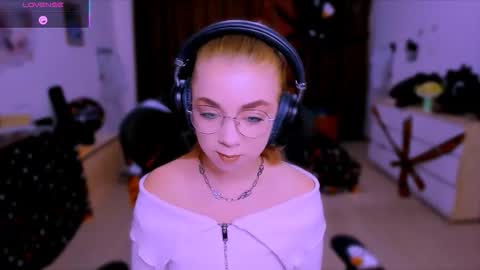 Snapshot of blinkofeyess chatting on October 22, 2025, 11:54 am Nicole online show from October 22, 2025, 11:54 am