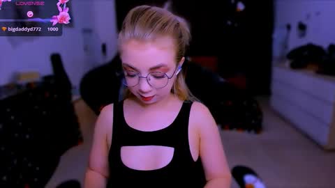 Snapshot of blinkofeyess chatting on November 12, 2025, 5:30 am Nicole online show from November 12, 2025, 5:30 am