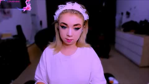 Snapshot of blinkofeyess chatting on November 16, 2025, 2:44 pm Nicole online show from November 16, 2025, 2:44 pm