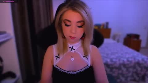 Snapshot of blinkofeyess chatting on November 20, 2025, 10:15 am Nicole online show from November 20, 2025, 10:15 am