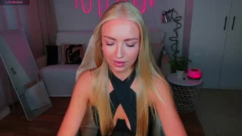 Snapshot of blonde_vibe chatting on June 25, 2026, 2:32 pm Nessa online show from June 25, 2026, 2:32 pm
