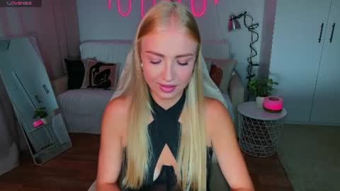 Snapshot of blonde_vibe chatting on July 2, 2026, 2:45 pm Nessa online show from July 2, 2026, 2:45 pm