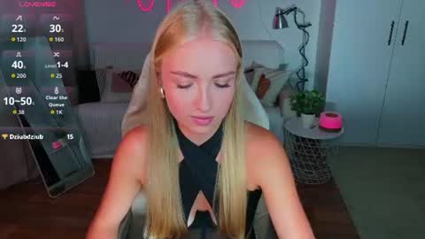 Snapshot of blonde_vibe chatting on July 7, 2026, 2:54 pm Nessa online show from July 7, 2026, 2:54 pm