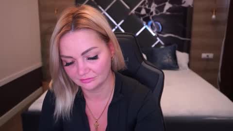 Snapshot of blondeviva chatting on October 3, 2025, 6:43 am Blonde online show from October 3, 2025, 6:43 am