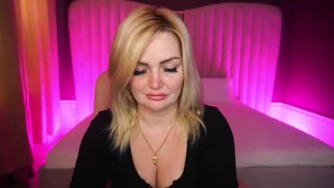 Snapshot of blondeviva chatting on October 6, 2025, 7:06 am Blonde online show from October 6, 2025, 7:06 am