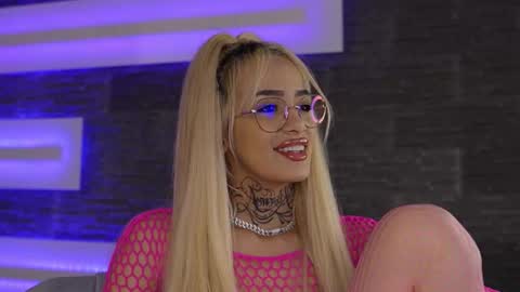 Snapshot of blondie_muller chatting on November 21, 2025, 9:02 pm blondie_muller online show from November 21, 2025, 9:02 pm