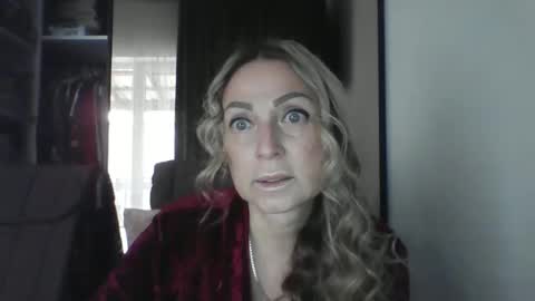 Snapshot of blondkitti chatting on October 31, 2025, 9:32 am Iren online show from October 31, 2025, 9:32 am