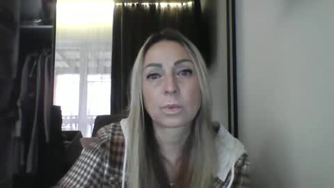 Snapshot of blondkitti chatting on November 27, 2025, 9:44 am Iren online show from November 27, 2025, 9:44 am