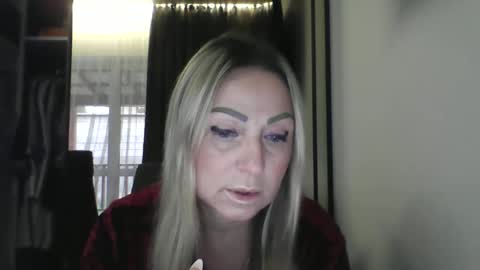 Snapshot of blondkitti chatting on December 2, 2025, 11:26 am Iren online show from December 2, 2025, 11:26 am