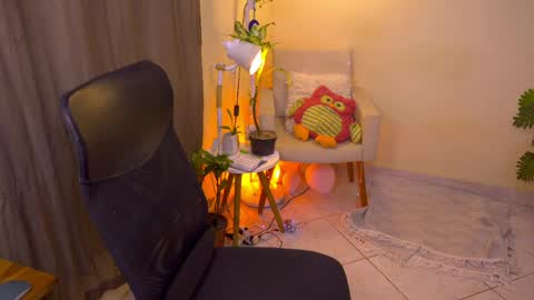 Snapshot of blueflora chatting on May 21, 2026, 6:15 pm FLORAA online show from May 21, 2026, 6:15 pm