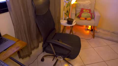 Snapshot of blueflora chatting on May 28, 2026, 1:52 pm FLORAA online show from May 28, 2026, 1:52 pm
