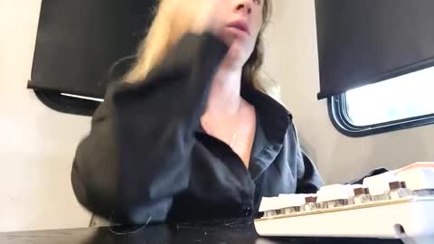 MamaMorgan online show from November 16, 2025, 6:24 pm