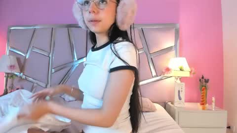 Bonnie  online show from May 4, 2026, 1:07 pm