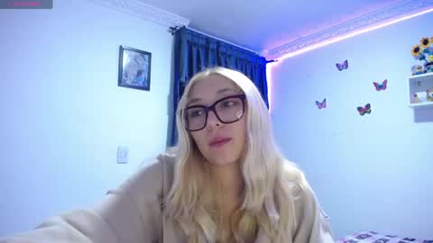 Soffy Brooks Independent model online show from April 22, 2026, 3:53 am