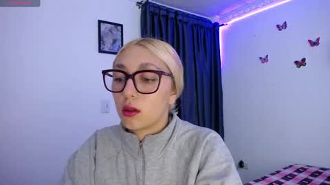 Soffy Brooks Independent model online show from April 28, 2026, 4:17 am