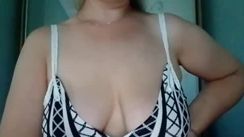 Snapshot of boobly_tits chatting on July 1, 2026, 12:51 pm Alice online show from July 1, 2026, 12:51 pm