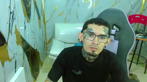 boy_tatto77 online show from May 19, 2026, 1:22 am