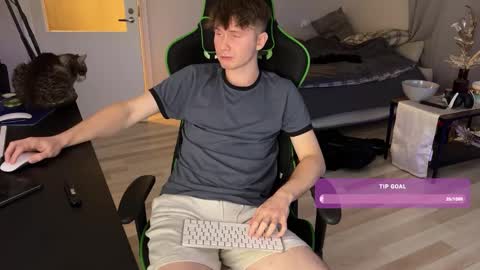 Snapshot of boykik chatting on December 29, 2024, 1:45 am Eddie online show from December 29, 2024, 1:45 am