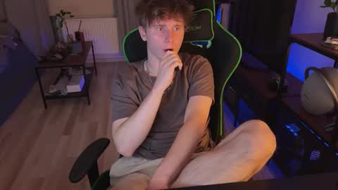 Snapshot of boykik chatting on February 21, 2025, 11:21 pm Eddie online show from February 21, 2025, 11:21 pm