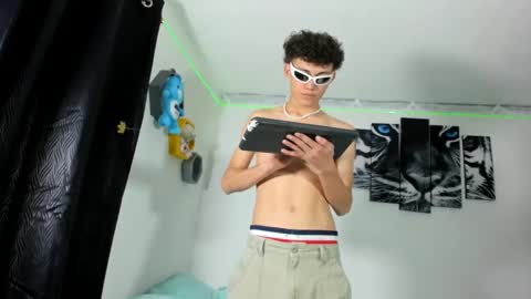 boys4hot_777 online show from March 8, 2025, 3:13 pm