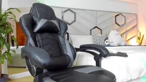 Snapshot of brandonandnat chatting on December 10, 2024, 12:06 am Brandon and Nath online show from December 10, 2024, 12:06 am