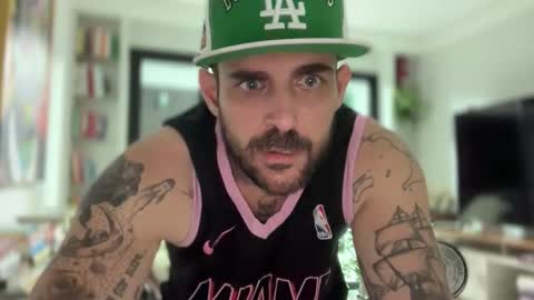 LostAndFoundinBrazil online show from December 23, 2025, 6:33 am