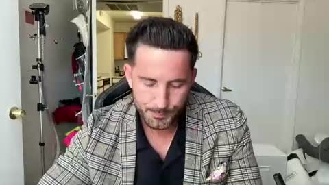 Snapshot of brettmycles chatting on July 23, 2026, 6:39 pm Brett Mycles online show from July 23, 2026, 6:39 pm