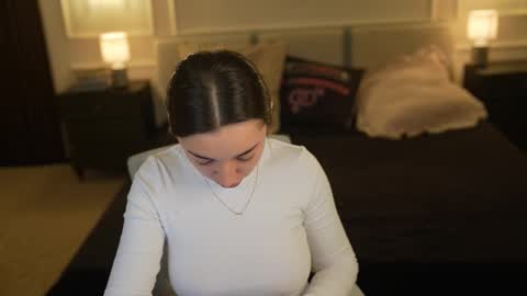 Snapshot of bright_diamonds_054 chatting on October 27, 2025, 8:18 am Diamonds Girls online show from October 27, 2025, 8:18 am