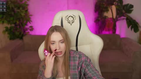 Snapshot of bright_diamonds_054 chatting on October 27, 2025, 8:24 pm Diamonds Girls online show from October 27, 2025, 8:24 pm