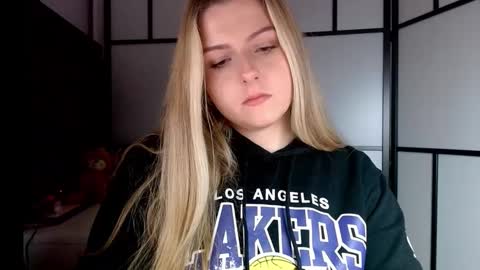 Snapshot of britneyglow chatting on December 1, 2024, 4:29 pm BritneyGlow online show from December 1, 2024, 4:29 pm