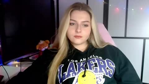 Snapshot of britneyglow chatting on December 6, 2024, 5:55 pm BritneyGlow online show from December 6, 2024, 5:55 pm