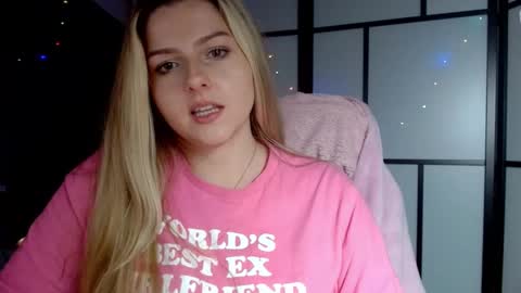 Snapshot of britneyglow chatting on December 7, 2024, 7:43 pm BritneyGlow online show from December 7, 2024, 7:43 pm