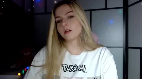 Snapshot of britneyglow chatting on December 8, 2024, 3:24 pm BritneyGlow online show from December 8, 2024, 3:24 pm