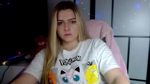 Snapshot of britneyglow chatting on December 8, 2024, 6:28 pm BritneyGlow online show from December 8, 2024, 6:28 pm