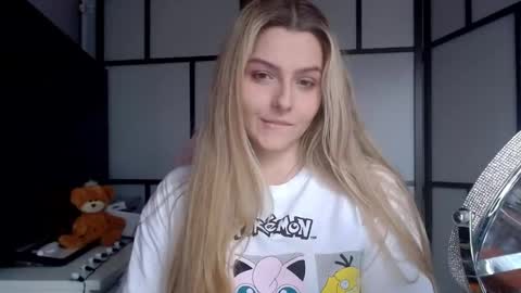 Snapshot of britneyglow chatting on December 9, 2024, 8:22 am BritneyGlow online show from December 9, 2024, 8:22 am