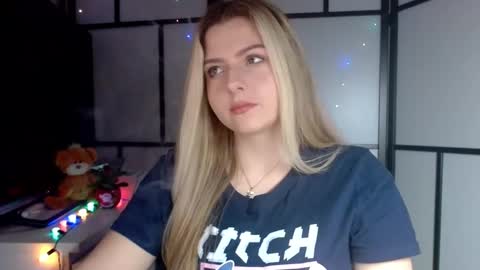 Snapshot of britneyglow chatting on December 10, 2024, 4:17 pm BritneyGlow online show from December 10, 2024, 4:17 pm