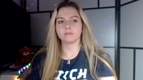 Snapshot of britneyglow chatting on December 10, 2024, 7:22 pm BritneyGlow online show from December 10, 2024, 7:22 pm