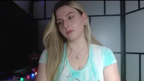 Snapshot of britneyglow chatting on December 15, 2024, 10:37 pm BritneyGlow online show from December 15, 2024, 10:37 pm